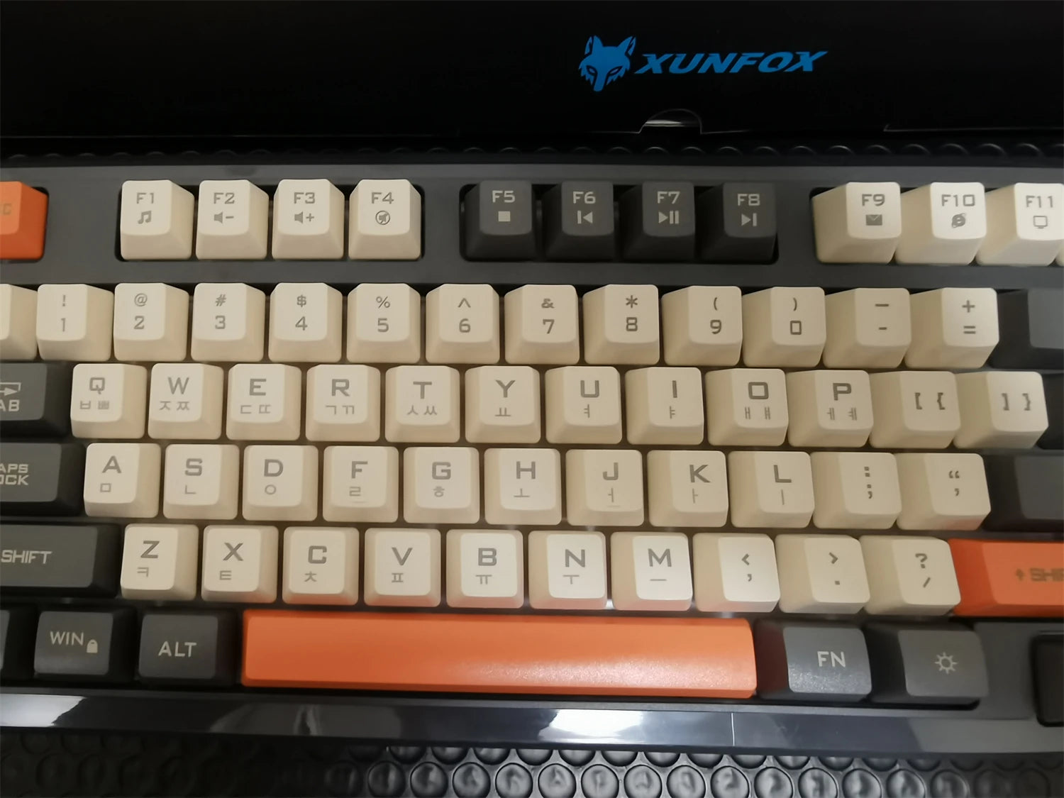 XUNFOX key close-up: beige letter keys and orange strip on spacebar area